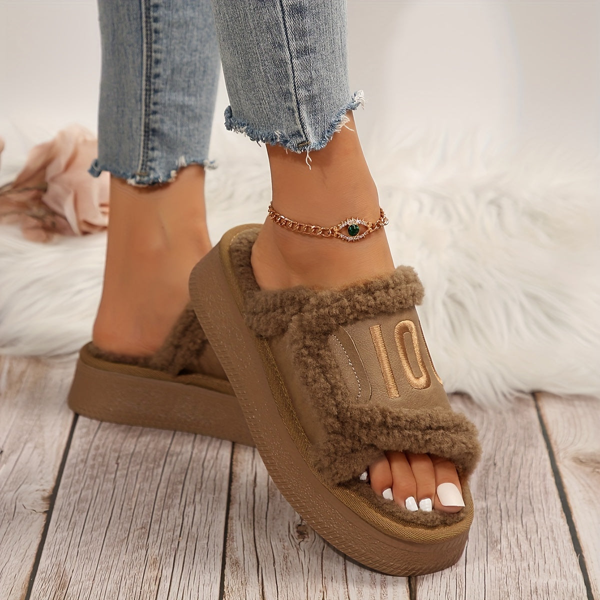 Fashionable Chunky Platform Slippers with Faux Fur for Indoor Comfort - Women's Home Slippers - Cozy & Stylish - Soft Faux Fur Lining - Perfect for Lounging & Relaxing - Ideal Gift for Women